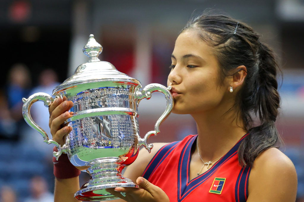 Emma Raducanu kissing the US Open title in 2021.