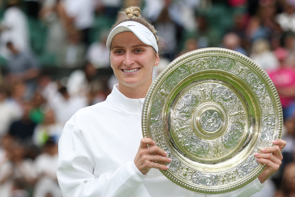 Marketa Vondrousova holding the Wimbledon 2023 title.