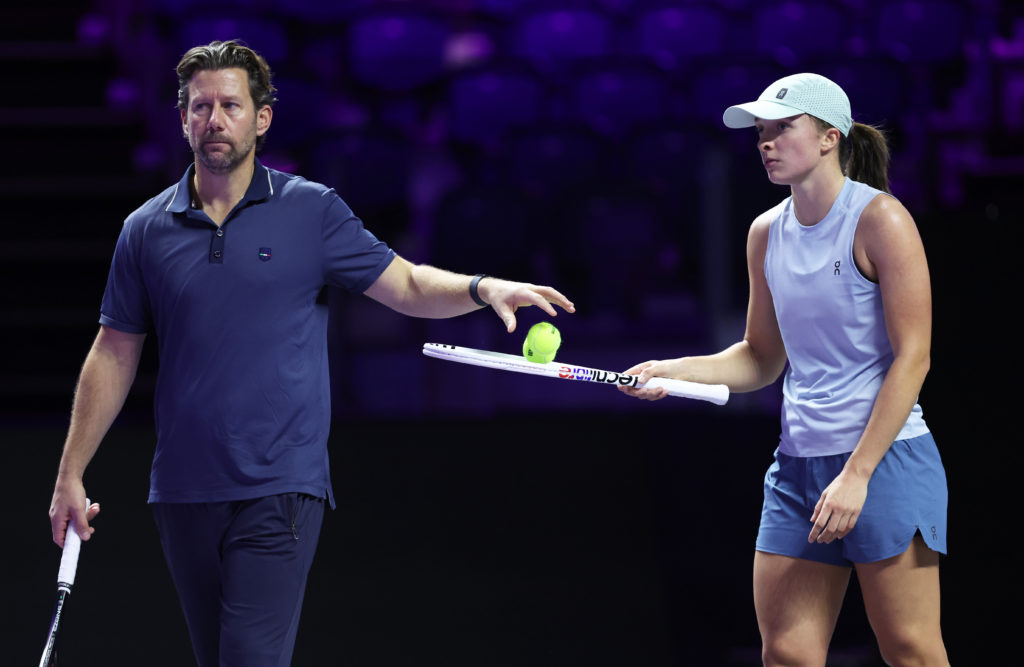 Iga Swiatek and Wim Fissette training together at the 2024 WTA Finals