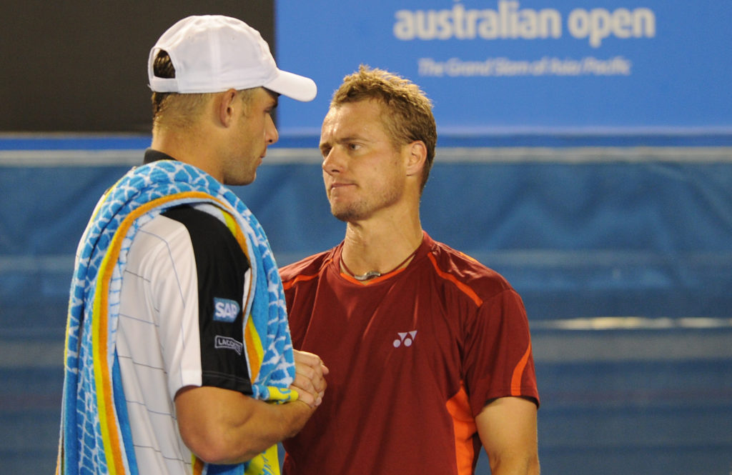 Andy Roddick of the US (L) shakes hands