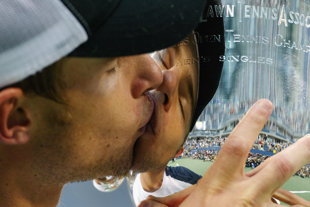 Roddick kisses trophy
