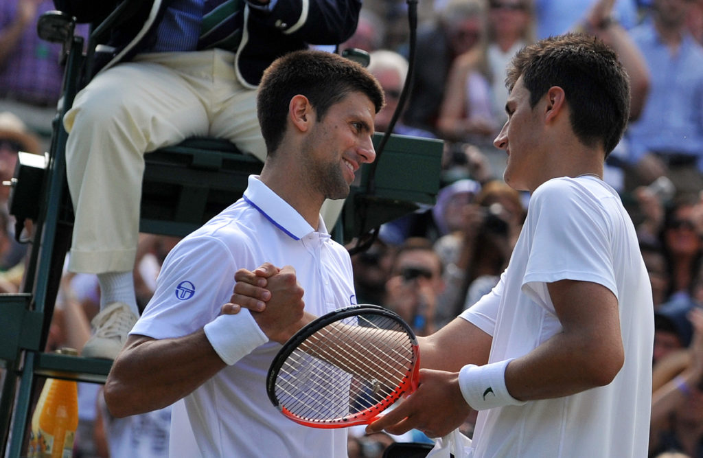 Serbian player Novak Djokovic (L) shakes