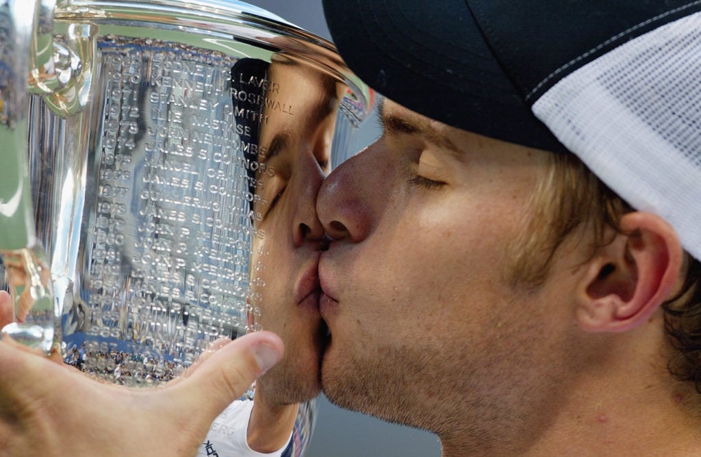 Roddick kisses trophy