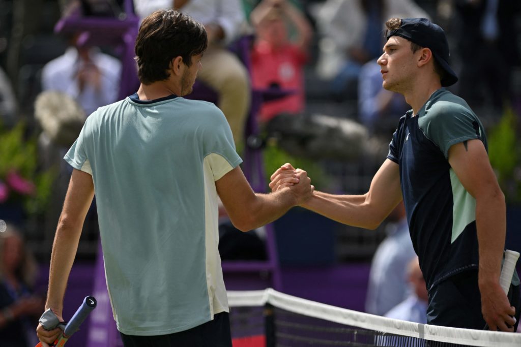 Jack Draper and Taylor Fritz shake hands at Queen's in 2022.