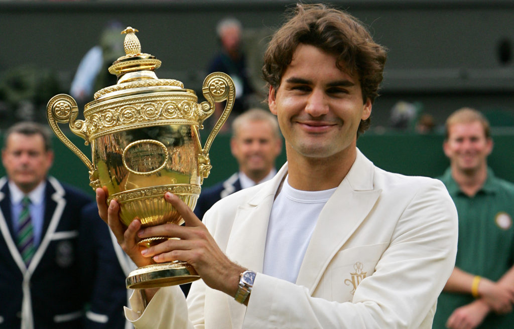 Roger Federer holding the Wimbledon title in 2006.