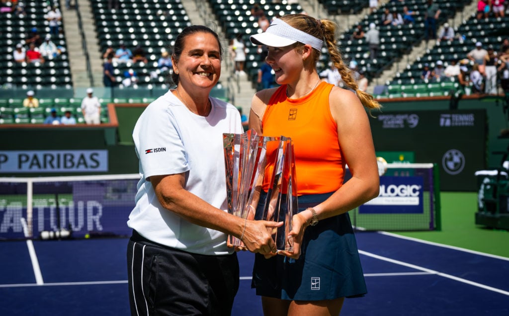 Conchita Martinez and Mirra Andreeva pose with the Indian Wells title in 2025