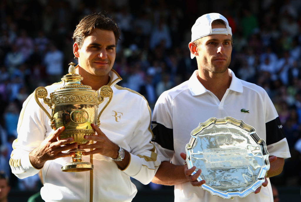 Roger Federer and Andy Roddick hold their trophies after the 2009 Wimbledon final.