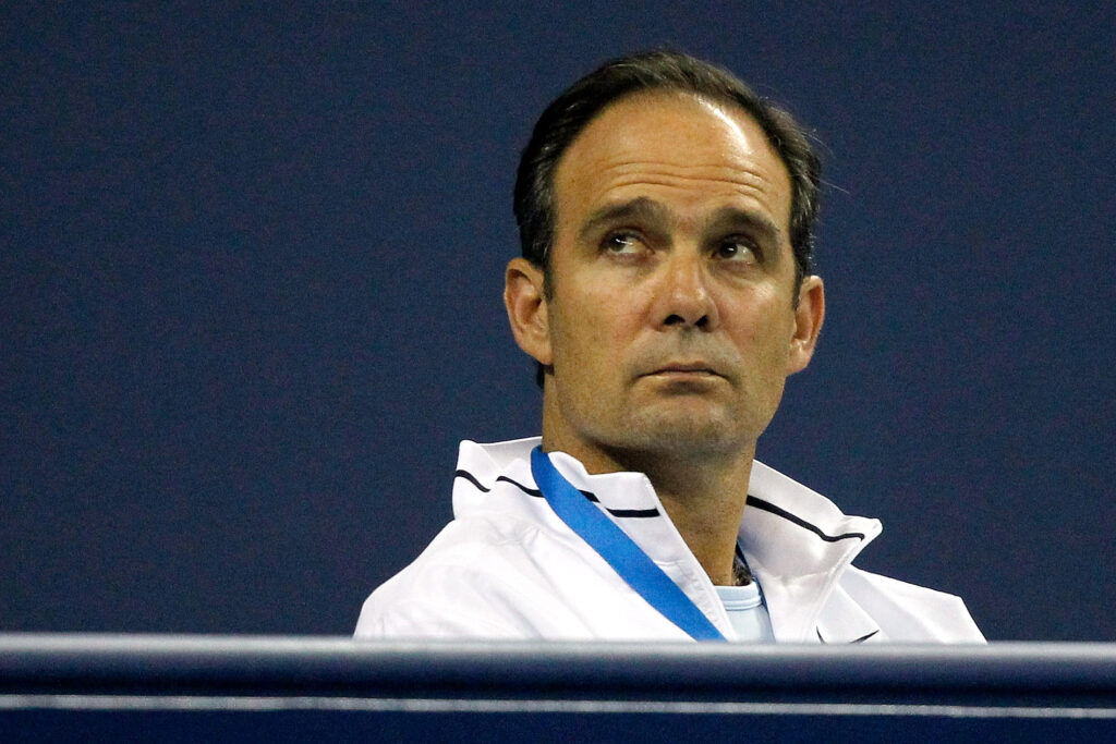 Paul Annacone watching Roger Federer play Robin Soderling at the 2010 Shanghai Masters