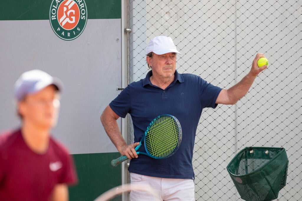 Riccardo Piatti watching Jannik Sinner during a practice session at the 2021 French Open