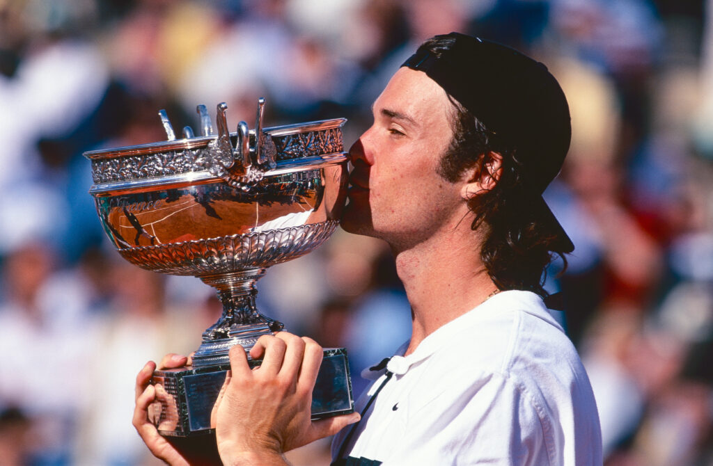 Carlos Moya kisses the trophy after winning the 1998 French Open