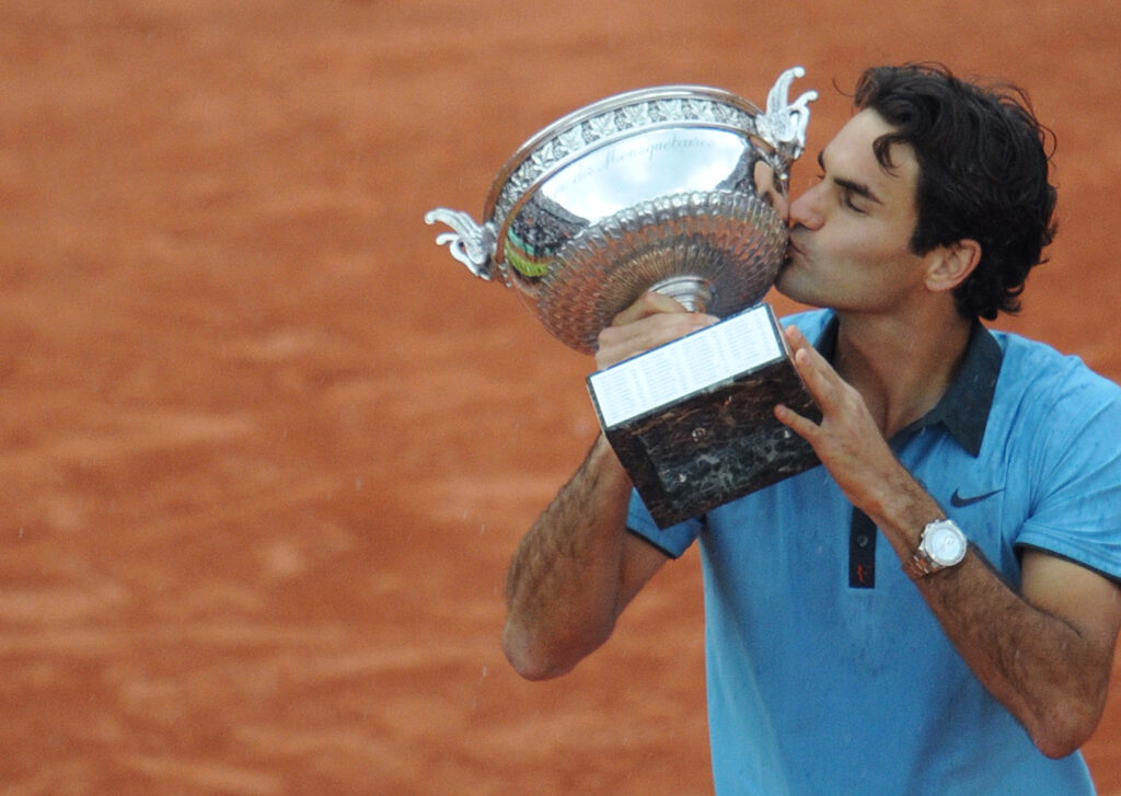Roger Federer kissing the French Open title in 2009.