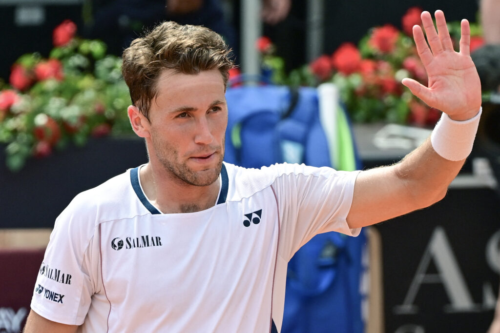 Casper Ruud waves to the crowd after beating Jaume Munar at the 2025 Italian Open