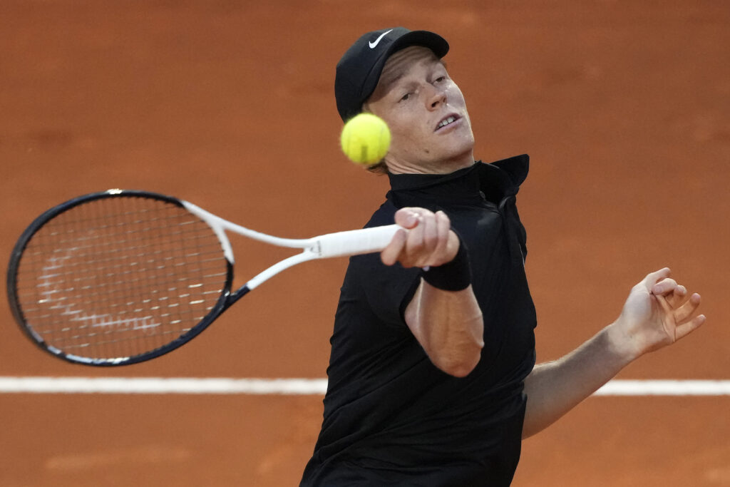 Jannik Sinner hitting a forehand against Casper Ruud at the Italian Open
