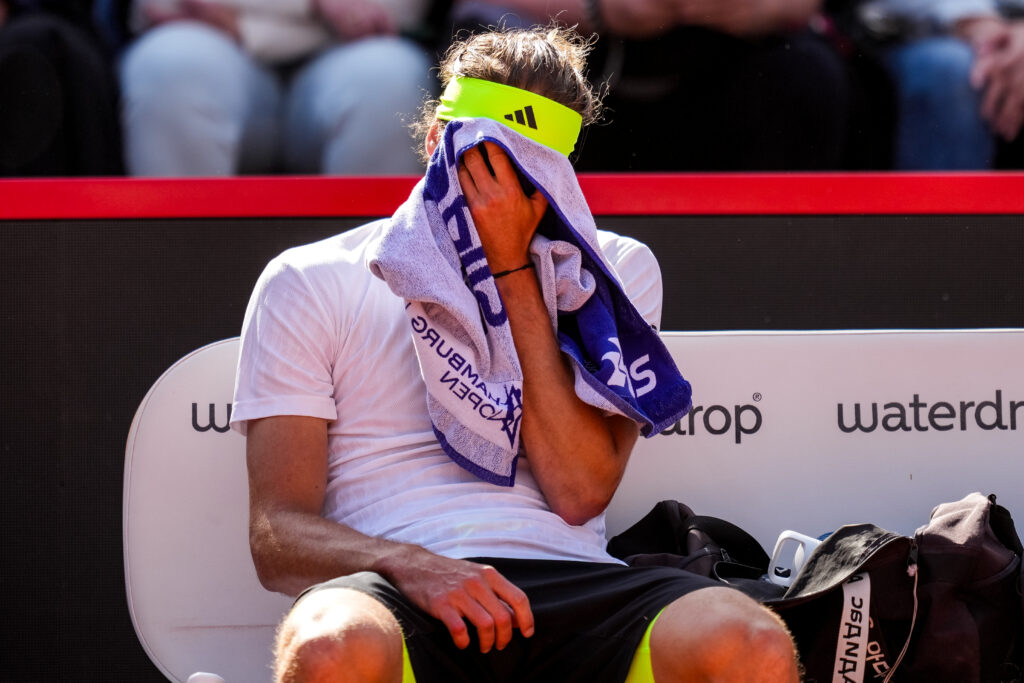 Alexander Zverev struggling during a changeover at the 2025 Hamburg Open