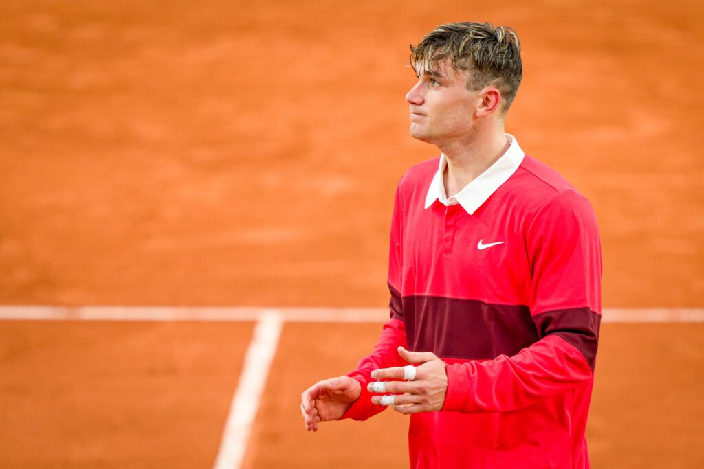 Jack Draper acknowledges the crowd after his win at the 2025 French Open