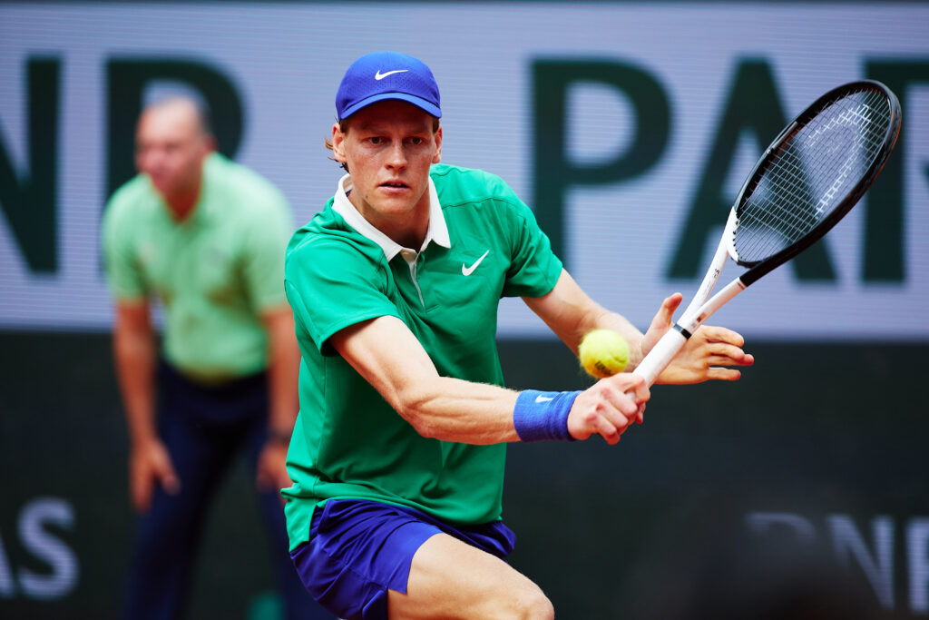 Jannik Sinner hitting a slice at the French Open.