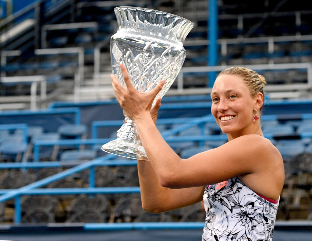 Yanina Wickmayer lifts the trophy after winning the 2016 Washington Open