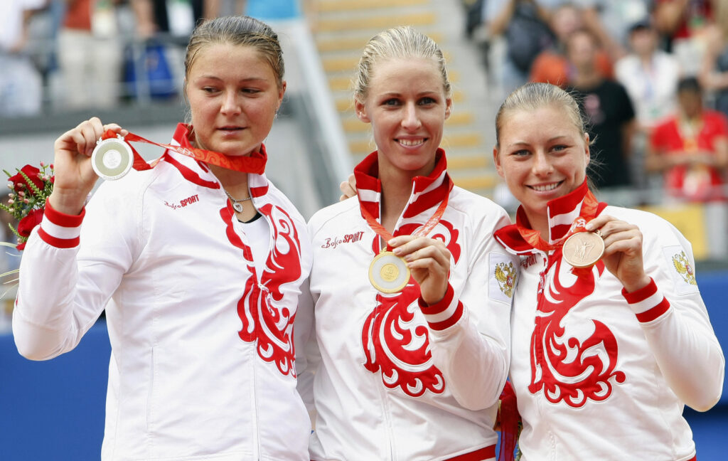 Gold medal winner Elena Dementieva (C) o