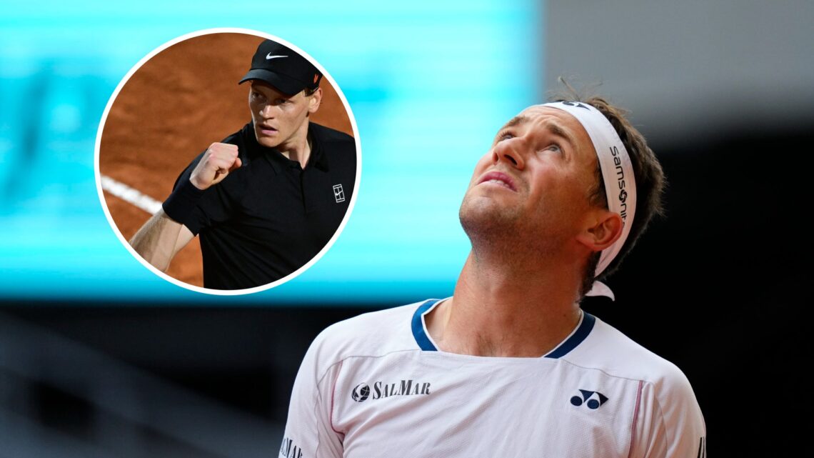 Casper Ruud (right) looks up worriedly, Jannik Sinner (left) pumping his fist in circle overlay hovers above him.