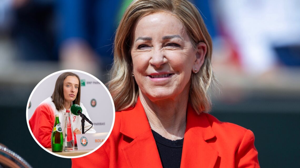 Iga Swiatek (L) at a press conference, Chris Evert (R) in Paris
