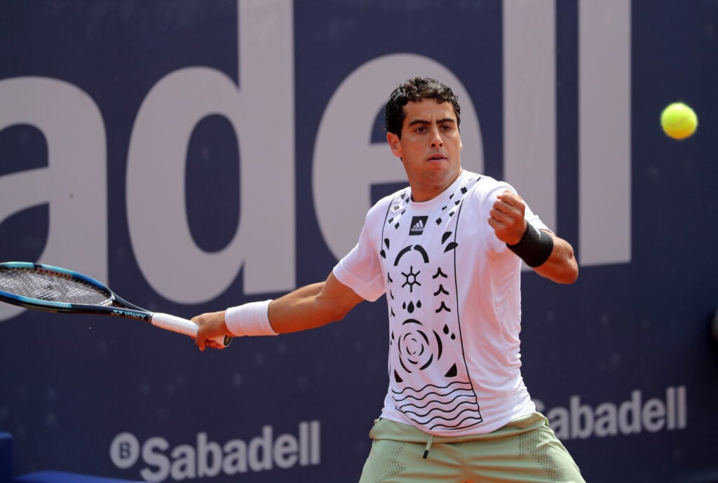 Jaume Munar hits a forehand against Carlos Alcaraz at the 2022 Barcelona Open