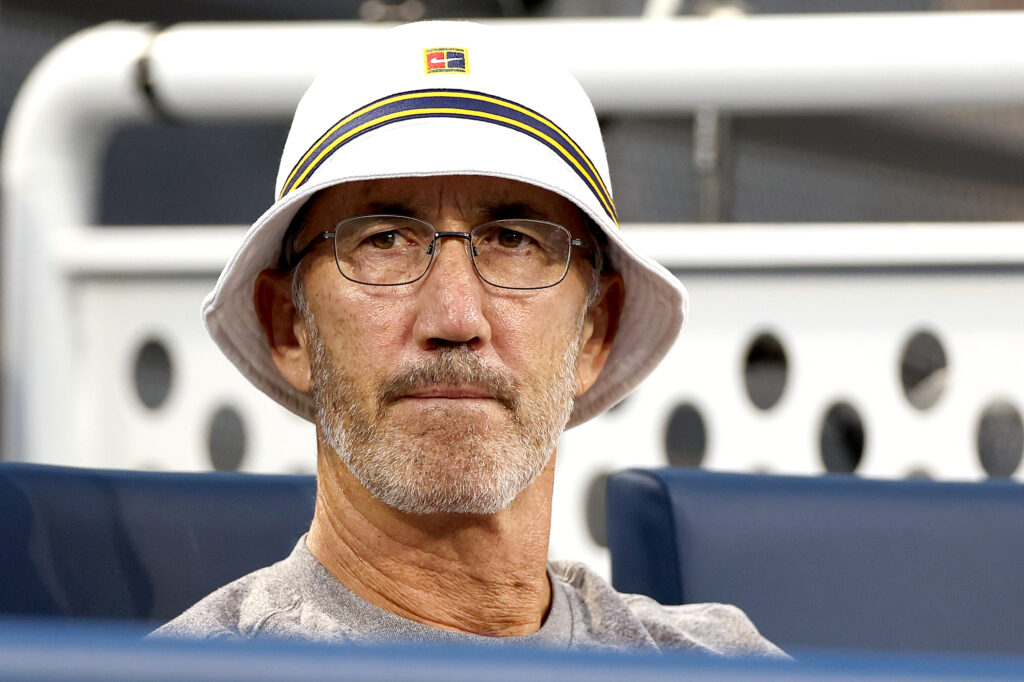 Darren Cahill watches Jannik Sinner of Italy play Alexander Zverev of Germany during the semifinals of the 2024 Cincinnati Open