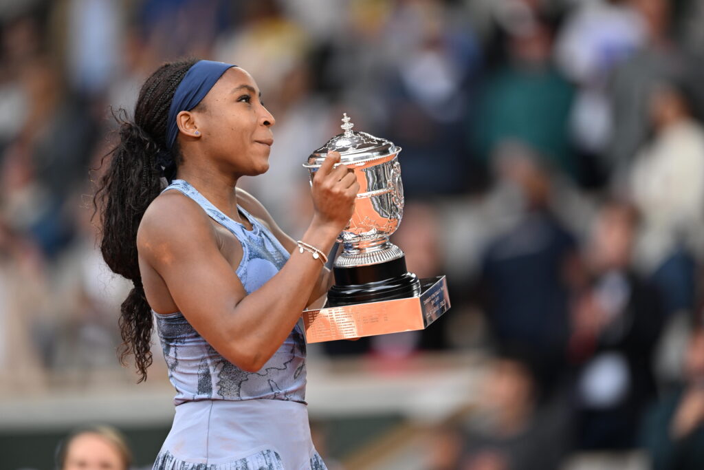 Coco Gauff lifts the trophy after beating Aryna Sabalenka in the 2025 French Open final