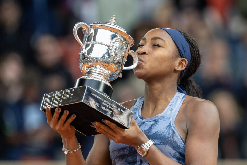 Coco Gauff kisses the Roland Garros title.