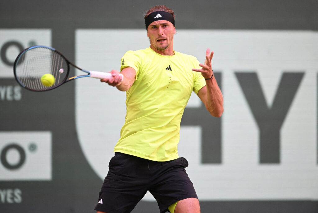 Alexander Zverev playing a forehand at the Halle Open.