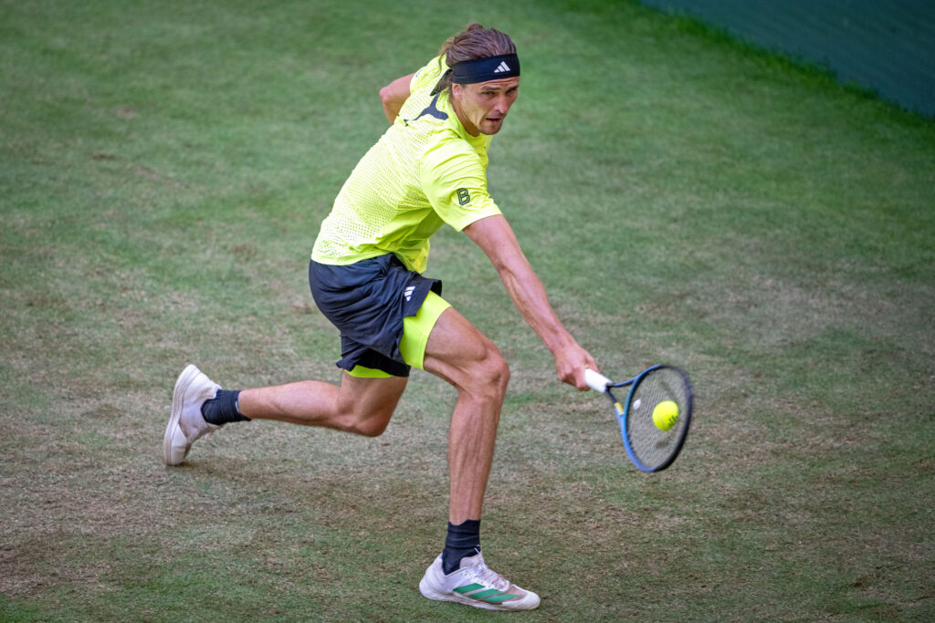 Alexander Zverev playing a backhand at the Halle Open.
