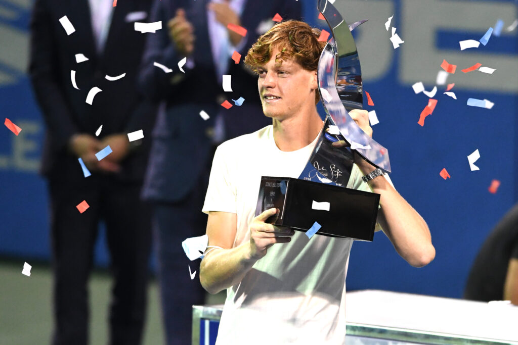 Jannik Sinner poses with the Washington Open title in 2021.