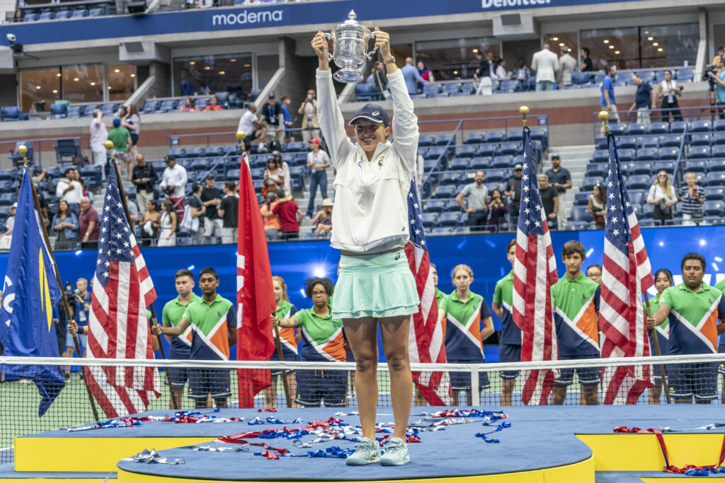 Iga Swiatek lifts the US Open trophy