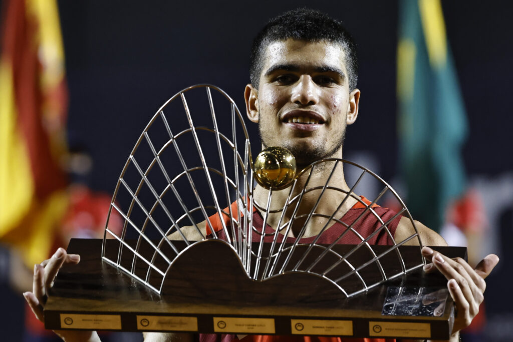 Carlos Alcaraz holds the Rio Open trophy in 2022.
