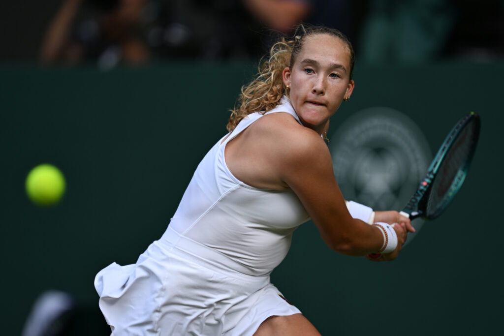 Mirra Andreeva hits a backhand against Emma Navarro at Wimbledon