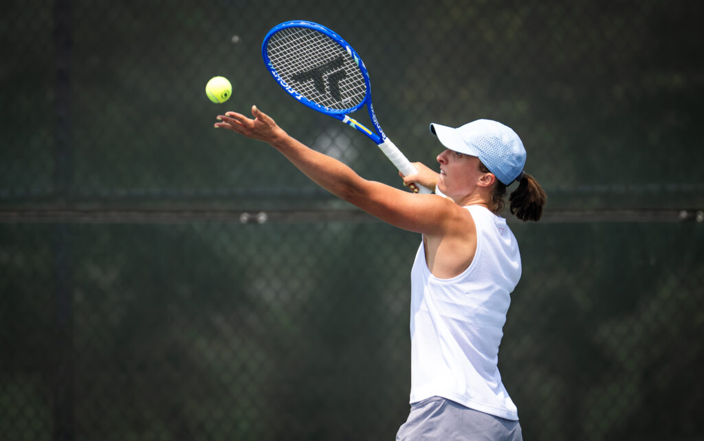 Iga Swiatek practices her serve in a training session before the 2025 WTA 1000 National Bank Open presented by Rogers