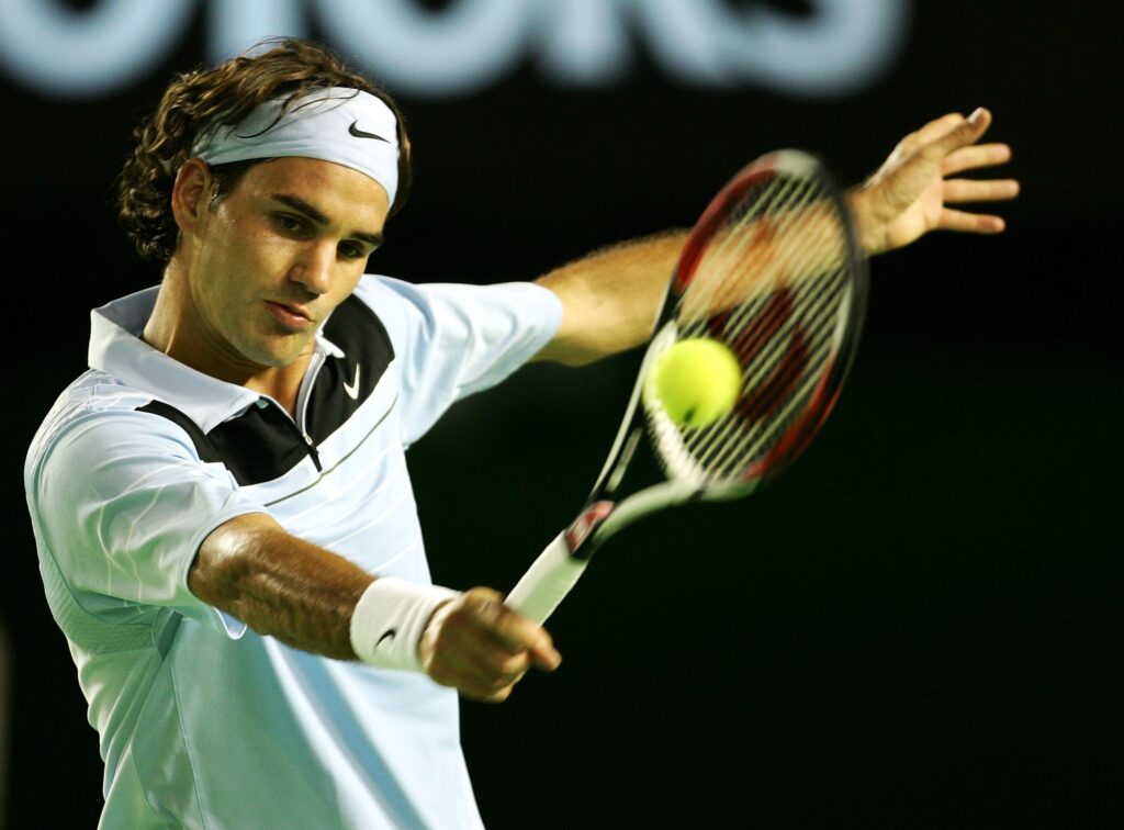 Roger Federer plays a backhand at the 2007 Australian Open
