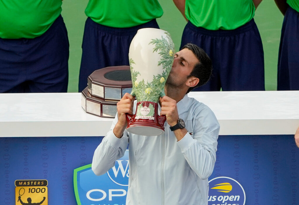 Novak Djokovic kissing the Cincinnati Open title in 2018.