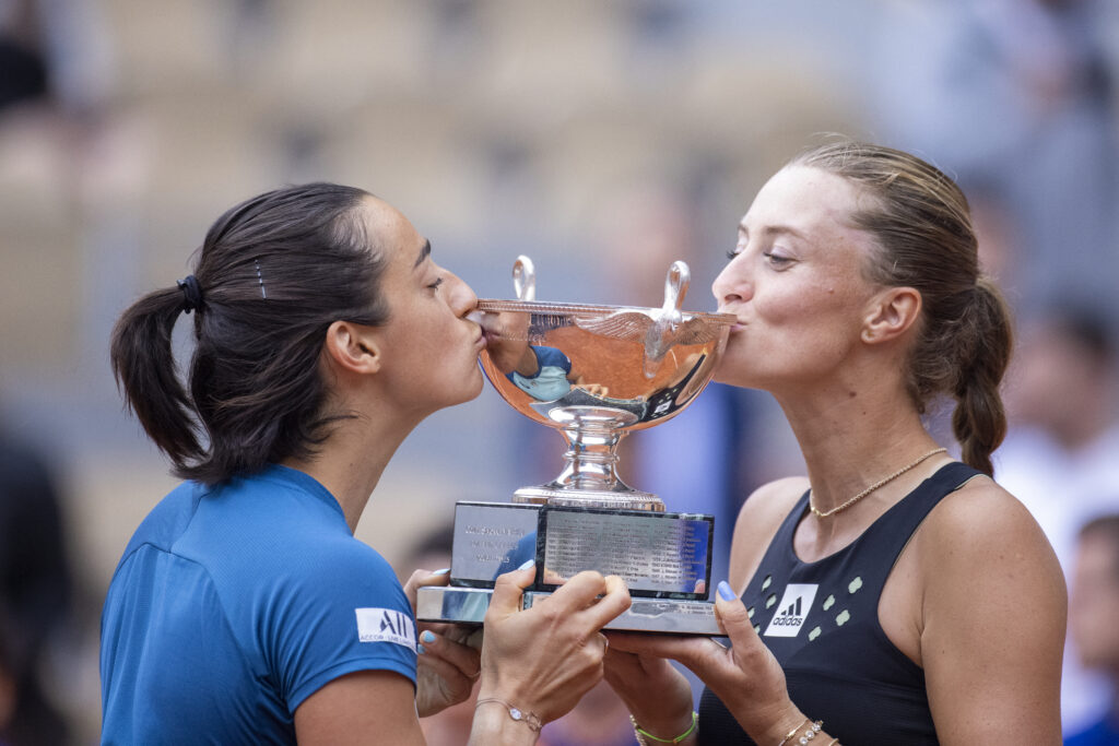 Caroline Garcia and Kristina Mladenovic kiss the trophy after winning the 2022 French Open