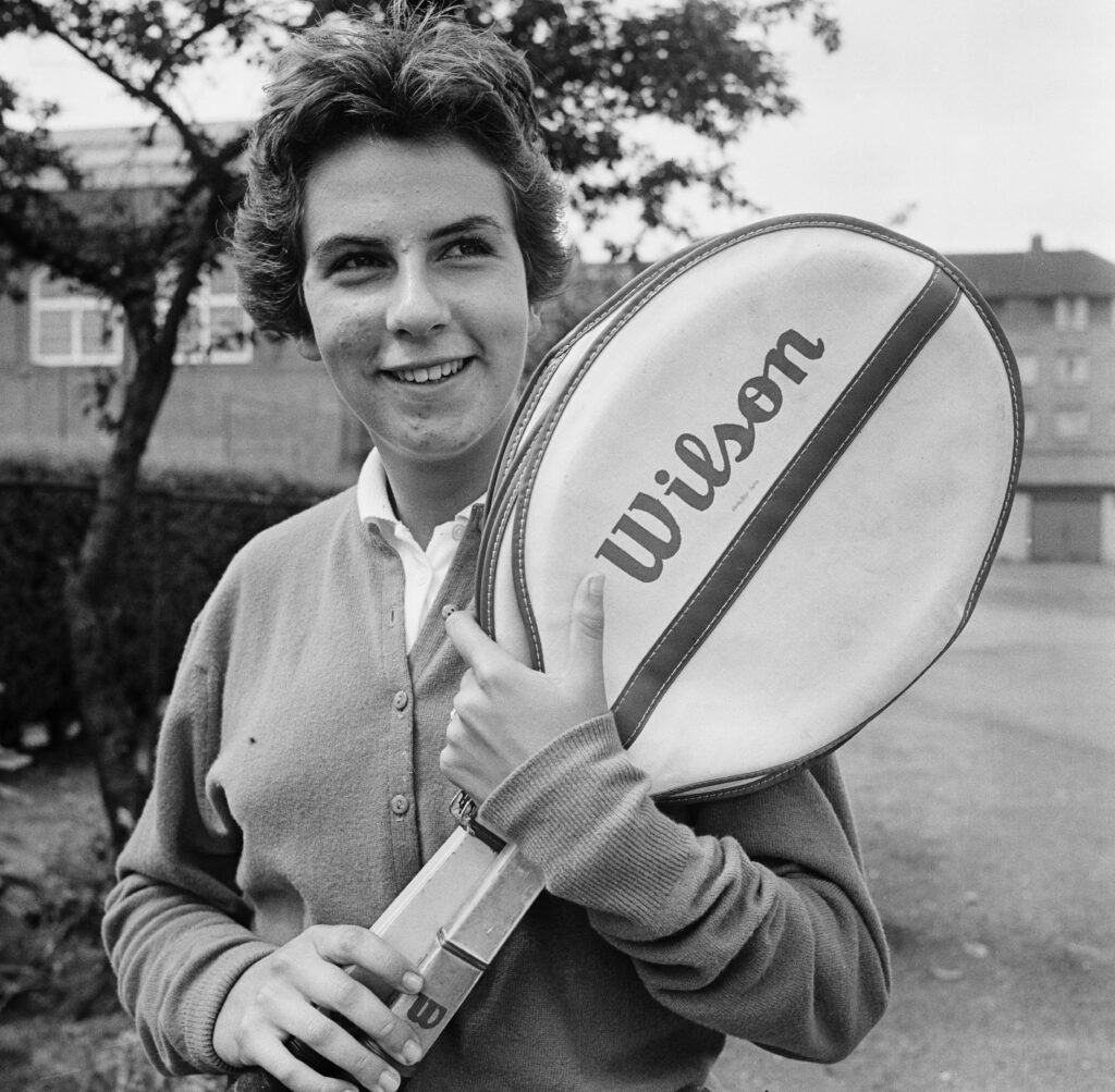 Maria Bueno holding her tennis rackets in 1959