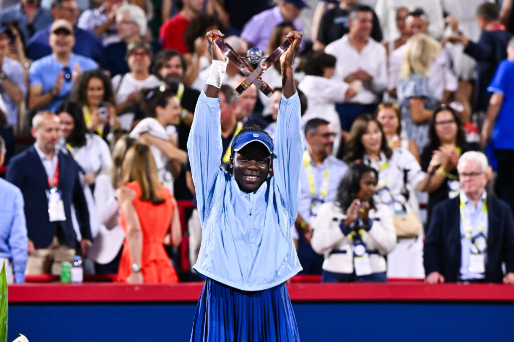 Victoria Mboko lifts the 2025 WTA 1000 National Bank Open presented by Rogers trophy