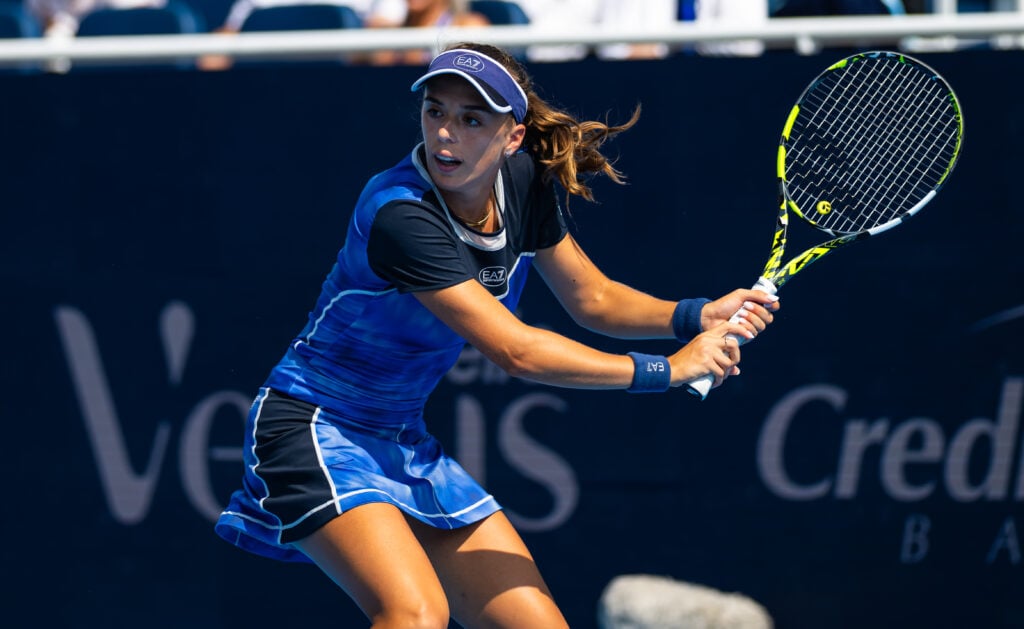 Lucia Bronzetti plays a backhand at the Cincinnati Open 2025 - Day 8