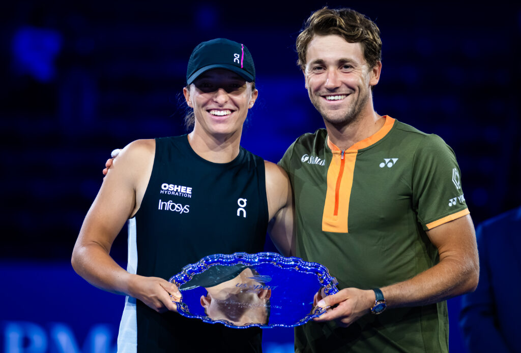 Iga Swiatek and Casper Ruud pose with the runners-up trophy at the 2025 US Open