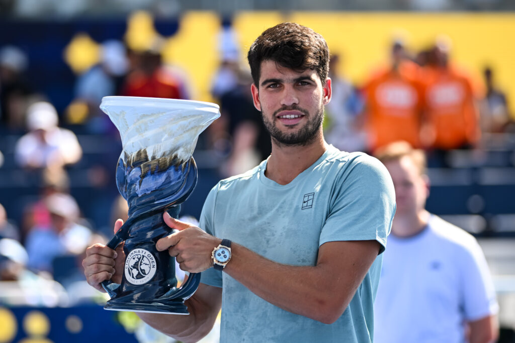 Carlos Alcaraz holding the Cincinnati Open title.