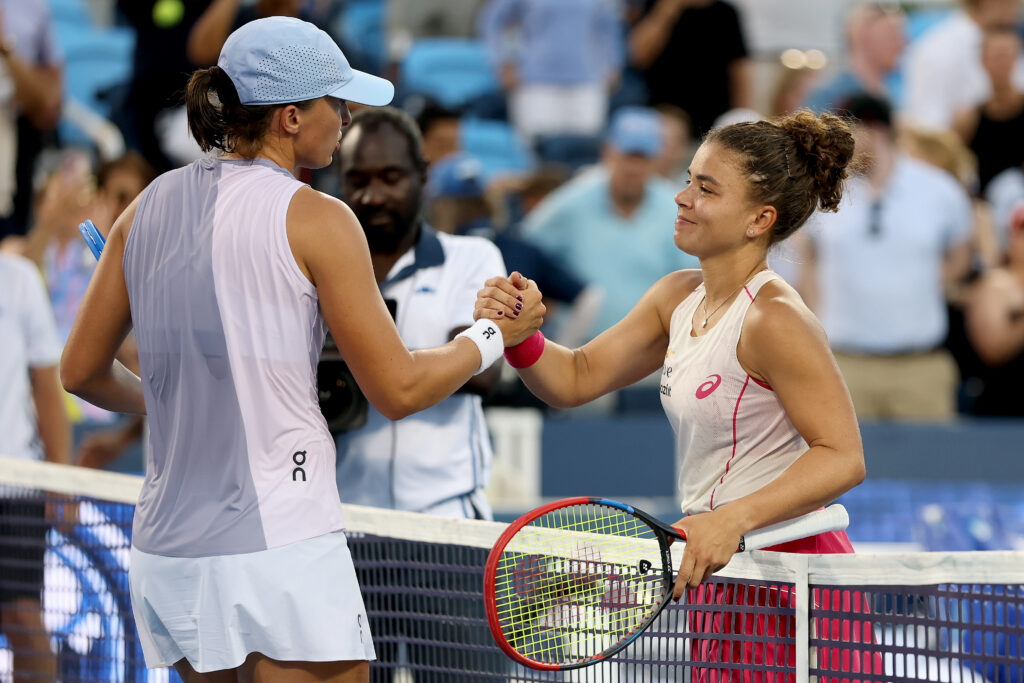 Iga Swiatek and Jasmine Paolini shake hands after the Cincinnati Open 2025 final