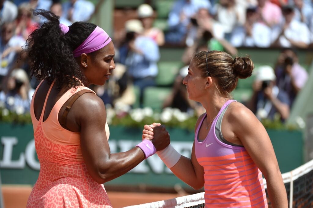 Serena Williams (L) shakes hands with Italy's Sara Errani at the end of their women's quarter final match of the Roland Garros 2015 French Tennis Open