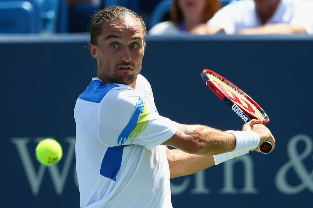 Alexandr Dolgopolov hits a backhand to Novak Djokovic at the 2015 Cincinnati Open