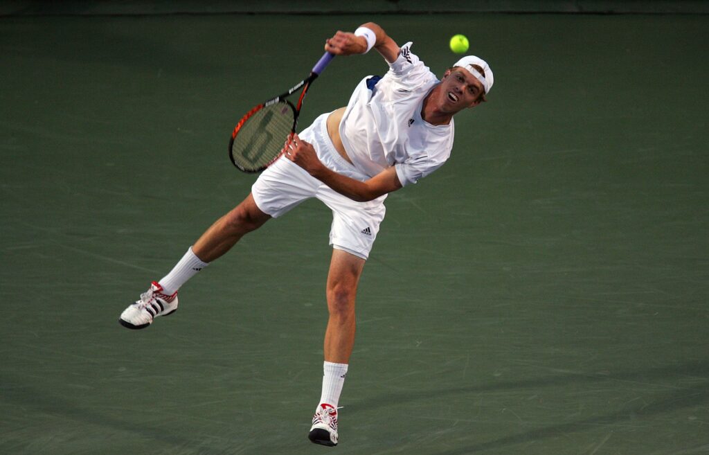 Sam Querrey serves to James Blake at the 2007 Cincinnati Open