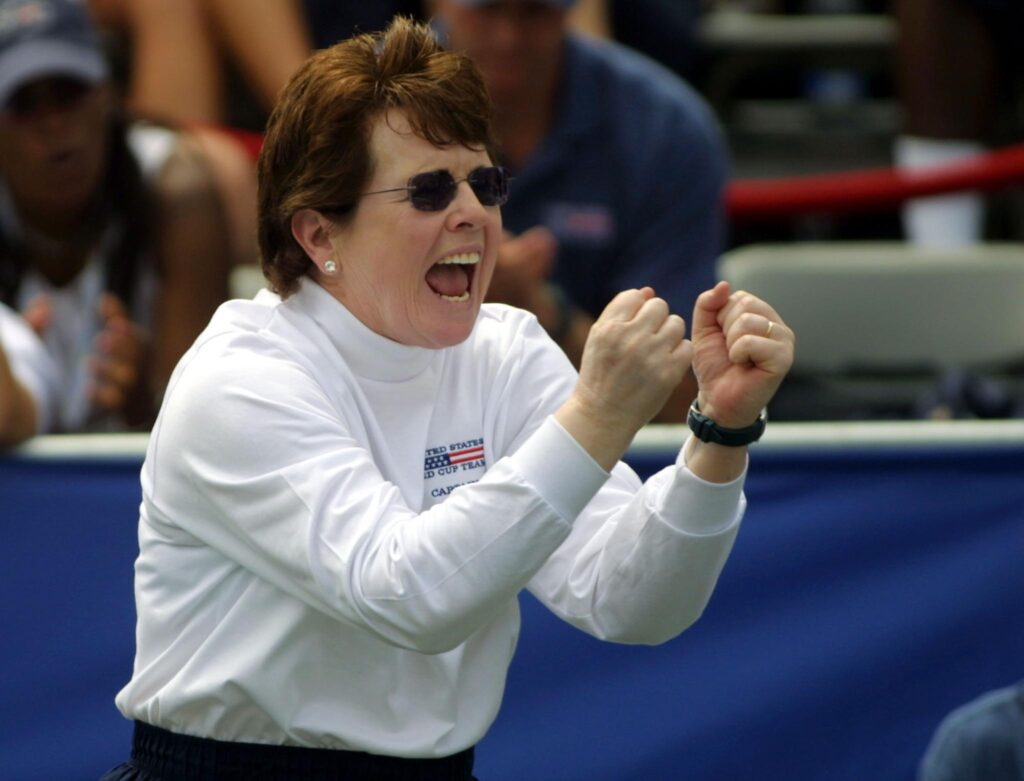 Billie Jean King encourages Monica Seles at the 2002 Fed Cup