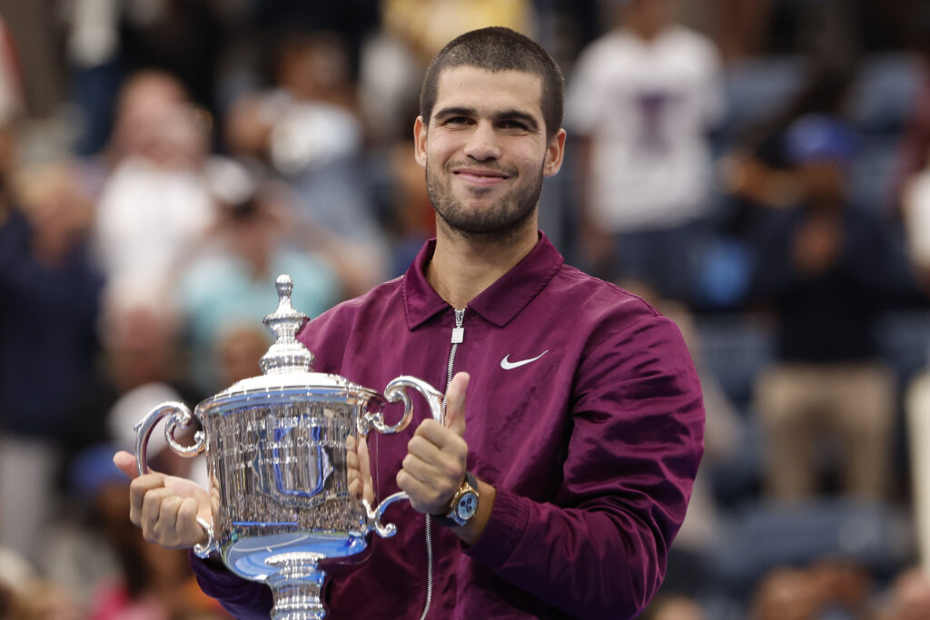 Carlos Alcaraz poses with the 2025 US Open title