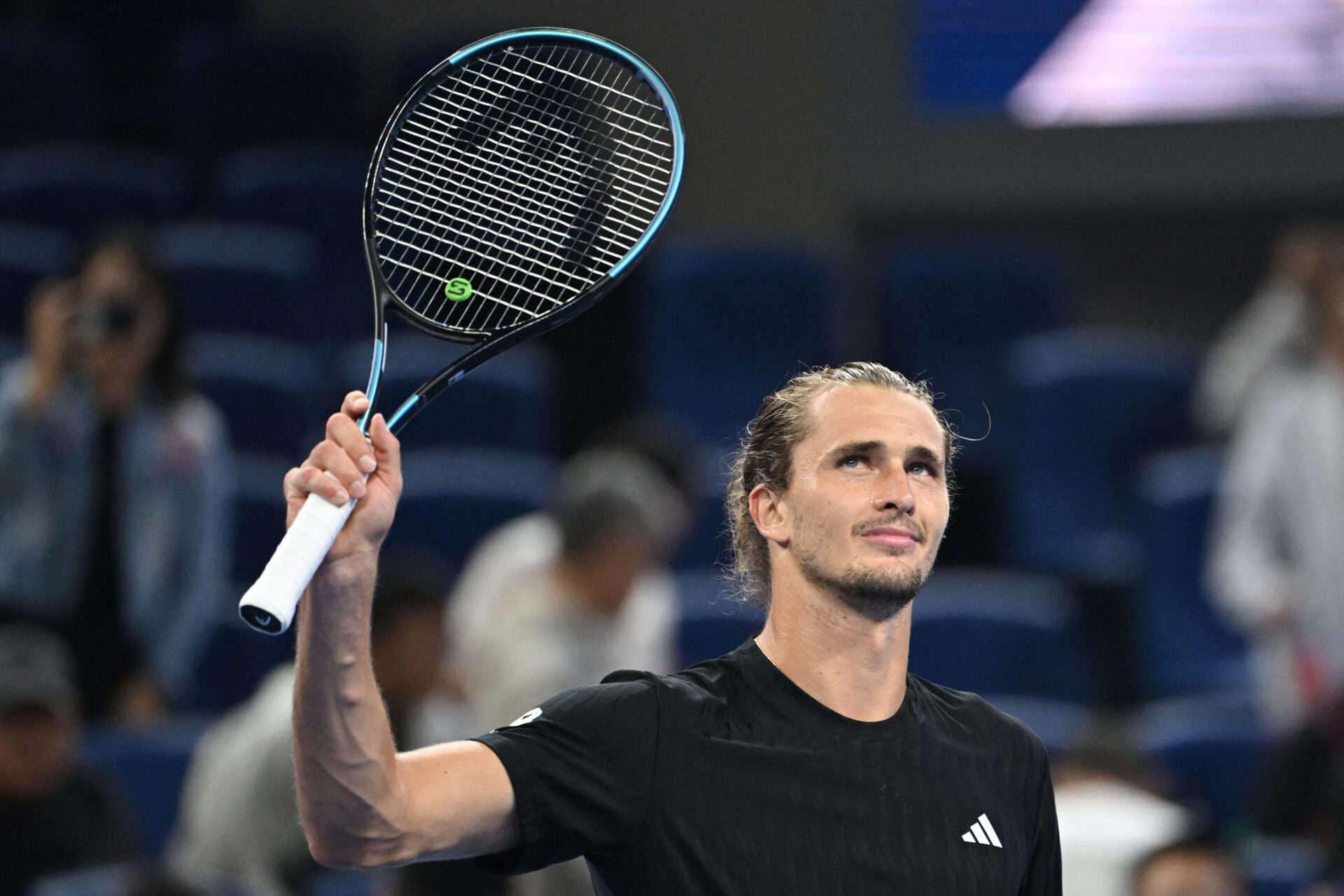 Alexander Zverev acknowledges the crowd after winning his first-round match at the 2025 China Open